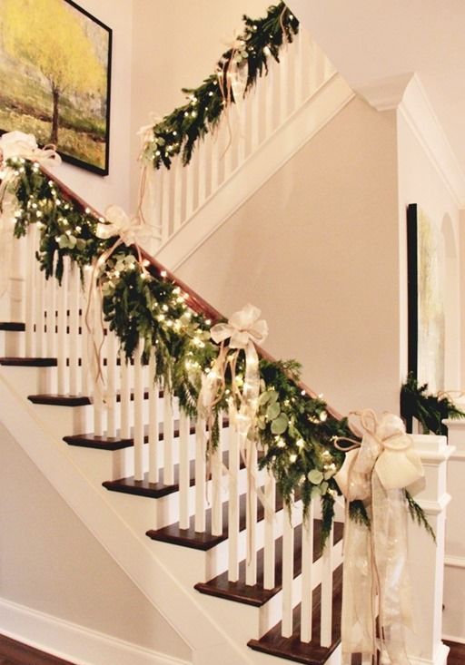 37 Beautiful Christmas Staircase Decor Ideas To Try