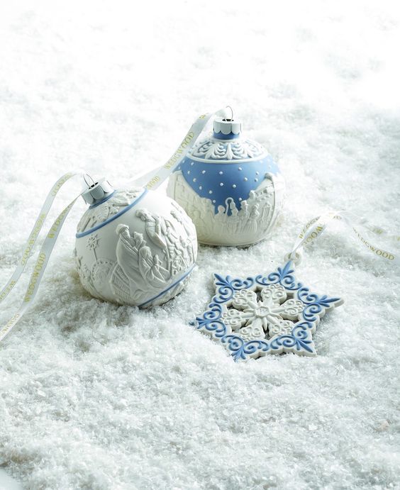 35 Frosty Blue And White Christmas Décor Ideas - DigsDigs