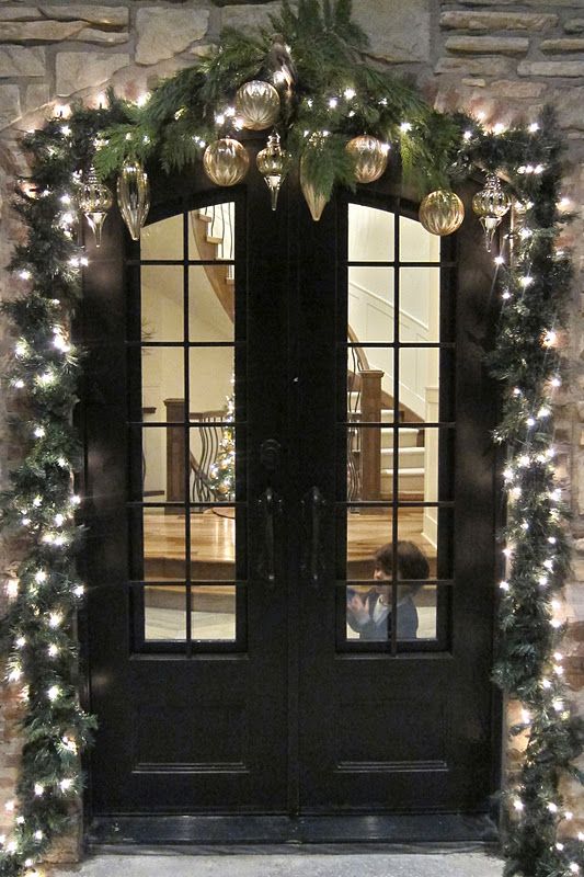 39-christmas-door-d-cor-ideas-that-aren-t-wreaths-digsdigs