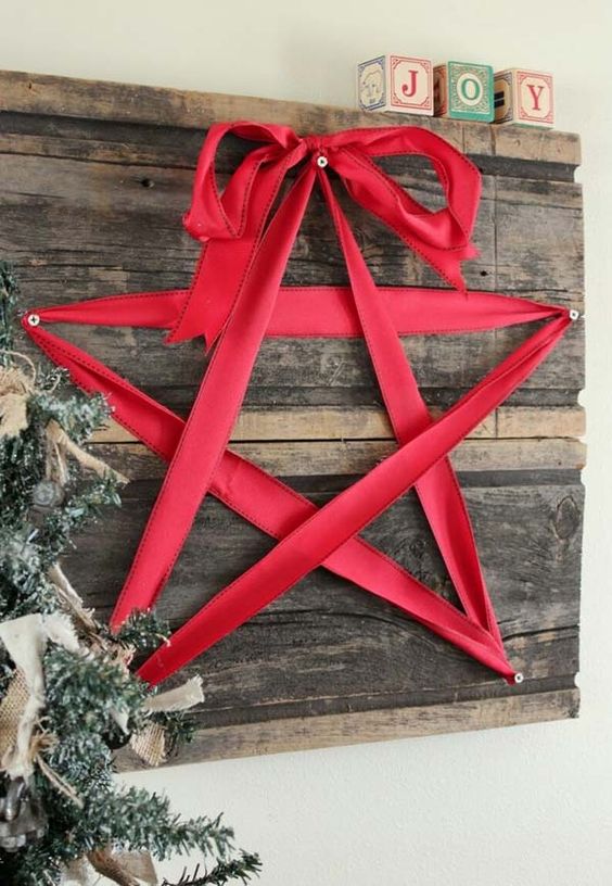 38 Reclaimed Wood Christmas Décor Ideas - DigsDigs