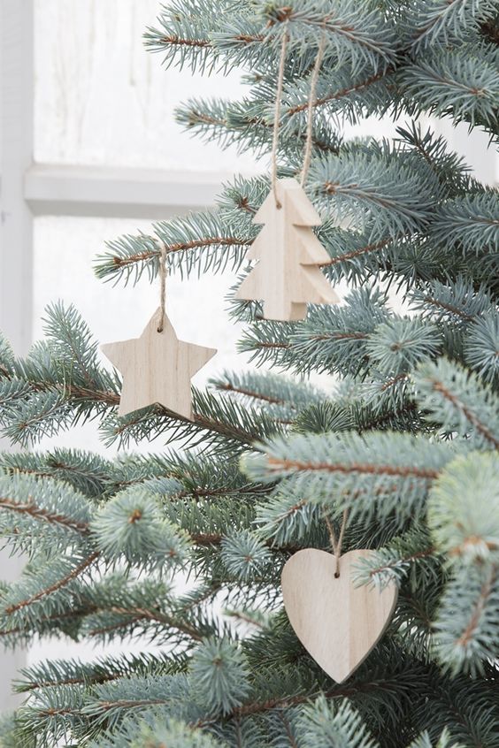 38 Reclaimed Wood Christmas Décor Ideas - DigsDigs