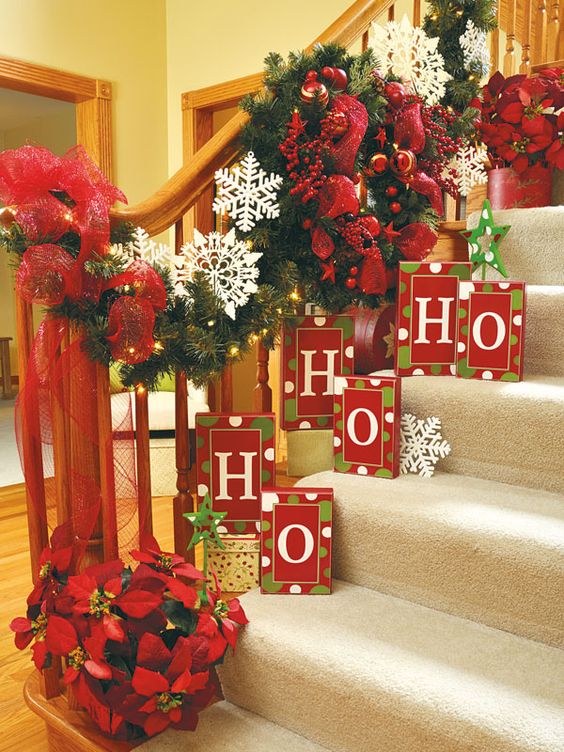 37 Beautiful Christmas Staircase Décor Ideas To Try - DigsDigs