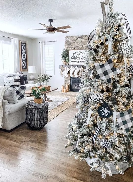 25 Cozy Buffalo Check Christmas Decor Ideas - DigsDigs