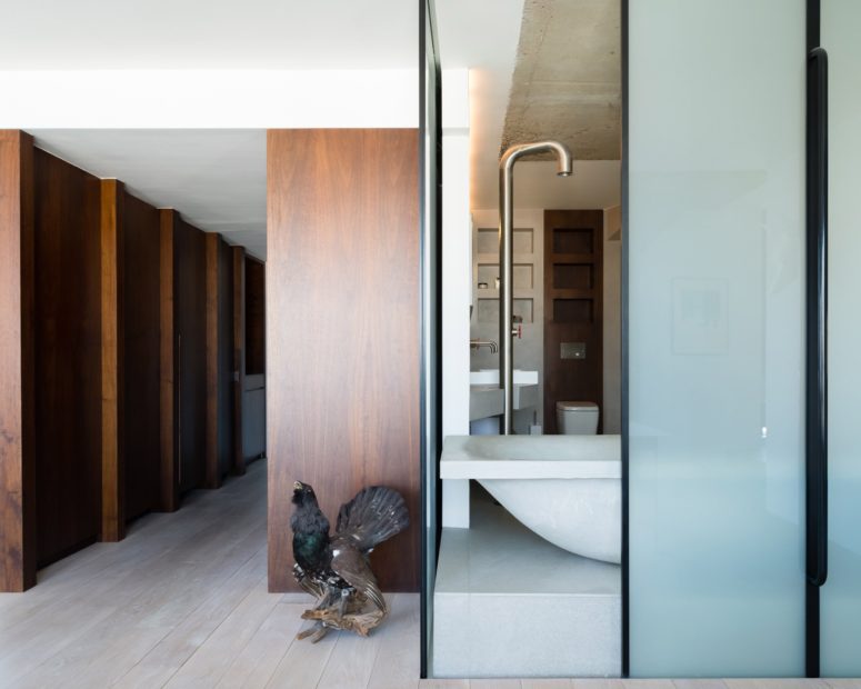 London Flat With A Cast Concrete Bathtub In The Center