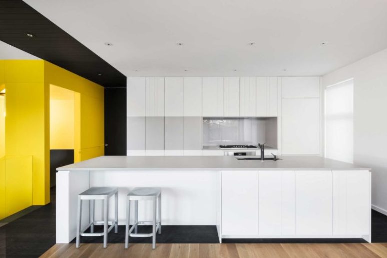 The kitchen is pure white, all the handles and most of appliances are hidden to keep the look minimalist The kitchen is pure white, all the handles and most of appliances are hidden to keep the look minimalist