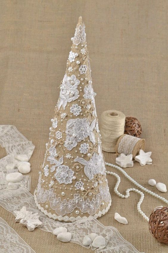 44 Delicate Shabby Chic Christmas Décor Ideas - DigsDigs