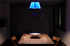 04 The lamp has two independent lightsources, allowing it to create unique iluminations in any setting