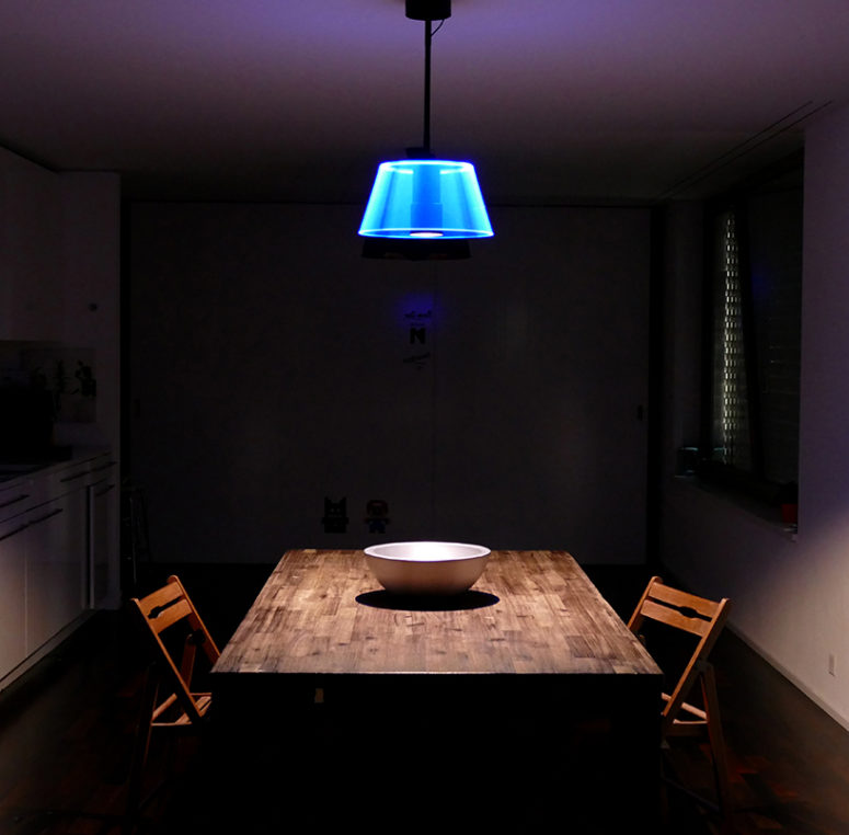 The lamp has two independent lightsources, allowing it to create unique iluminations in any setting