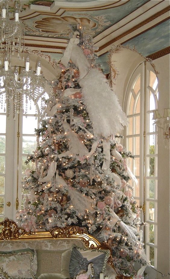 44 Delicate Shabby Chic Christmas Décor Ideas - DigsDigs