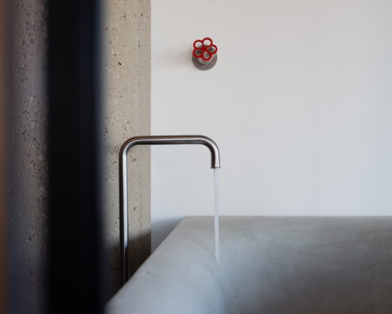The flower-shaped red faucets look cool and contrasting
