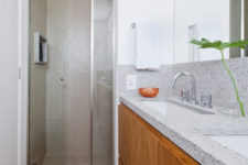 12 A walk-in shower and fresh green touches make it inviting