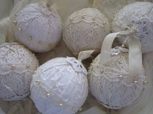 lace and pearls ornaments are easy to DIY