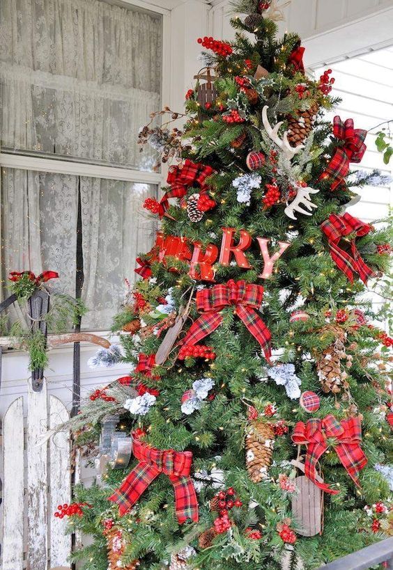 38 Outdoor Christmas Trees That Wow Digsdigs Large Rustic Tree With Plaid Bows Letters Pinecones And Antlers