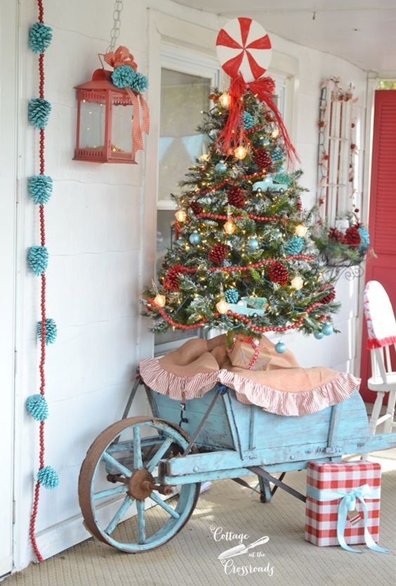 38 Outdoor Christmas Trees That Wow Digsdigs Retro Christmas Tree With Red And Aqua Decor For A Shabby Chic Porch