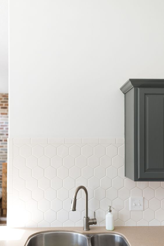 neutral hex tile backsplash look simple and stylish