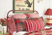 33 vintage Christmas bedroom decor with red bedding, berries and a pallet sign