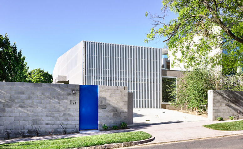 Modern Moving House With Concrete Vaulted Skylights