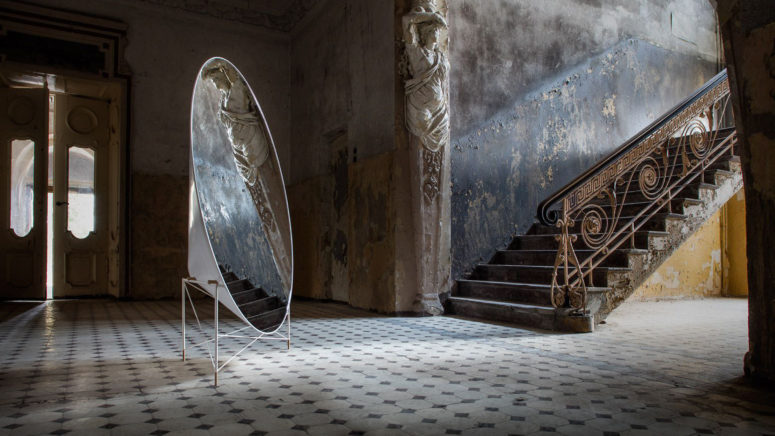 Freestanding Mirror That Can Be Seen From All Sides