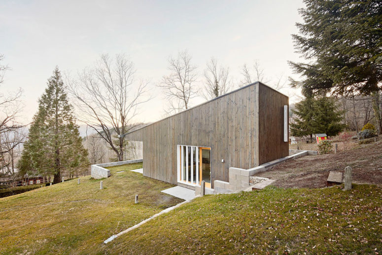 This prefab summer home in the mountains is an ideal example of a cost effective and chic home
