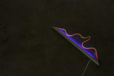 02 The light is composed of powder-coated aluminum, a nylon thread and ultraviolet LEDs