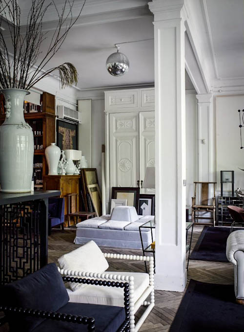 The owner left many original features like antique floors, oak panels and stucco to use them as a refined base for the interiors