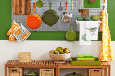 02 metal pegboards with various shelves and hooks to store all the necessary things