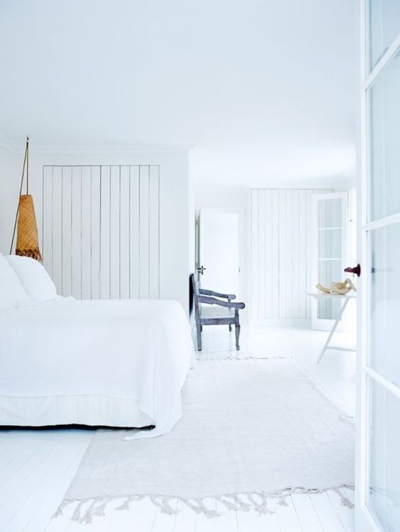 all white airy bedroom The relaxed all-white master bedroom makes you feel already on the beach, and I love the shabby blue seat