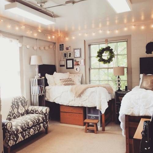 inspiring small room, lights on the ceiling and calm shades
