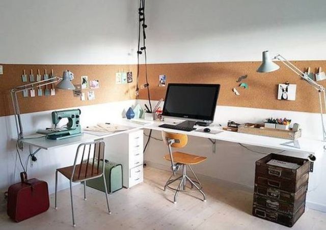 cork stripe on the home office wall is a smart idea