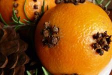 36 pomanders with cloves will make your home smell in a cozy way