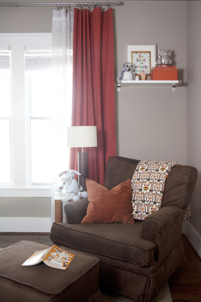 Touches of red make this nursery less neutral and more eye-catchy.