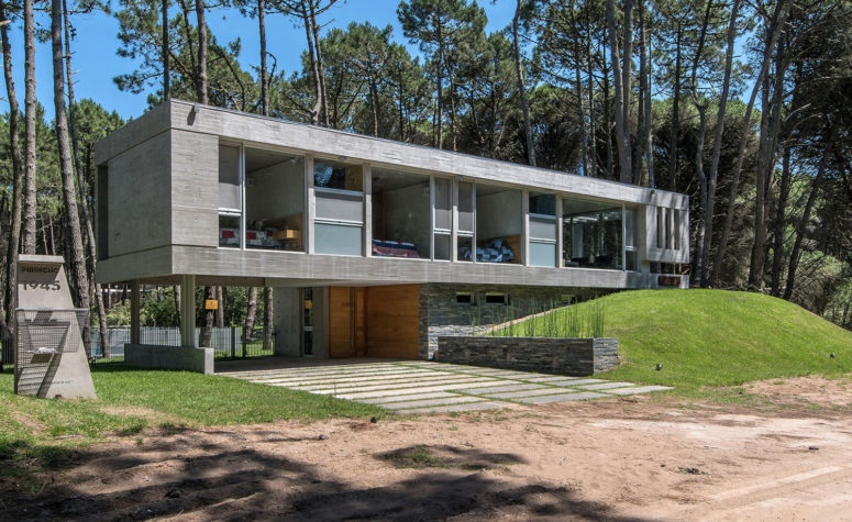 Everything was done to get the best views of the landscape in each spot of the house, so it was a bit raised above the ground