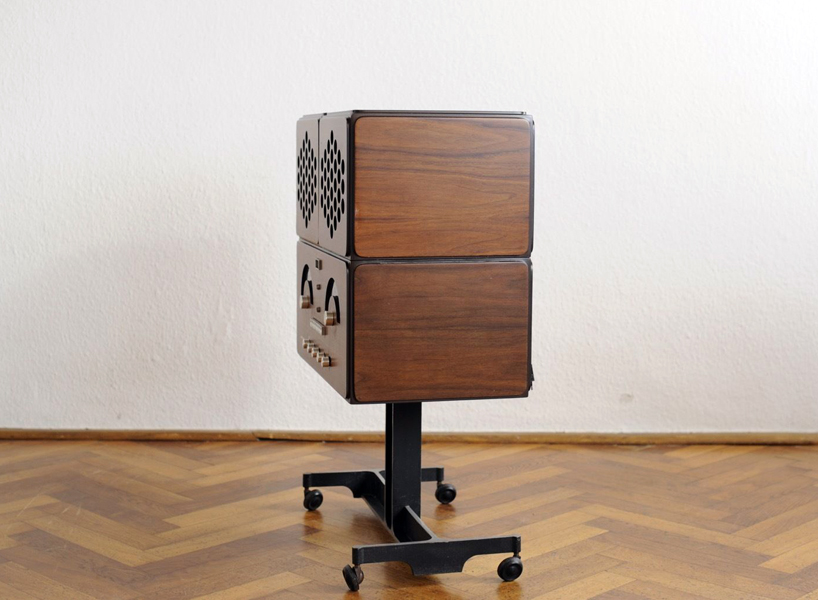 The piece has a retro design and you can listen to vinyl on it