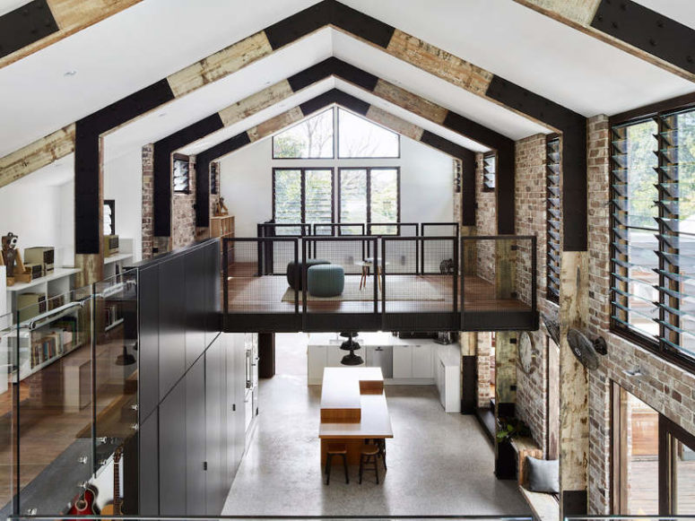 The layout is open uniting both floors of the house and using glass and wire balustrades to make them merge even more The layout is open uniting both floors of the house and using glass and wire balustrades to make them merge even more