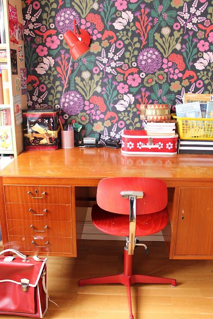 A bold and bright floral wallpaper can make a fun feature wall in a kitchen   Idee deco Déco intérieure Décoration maison