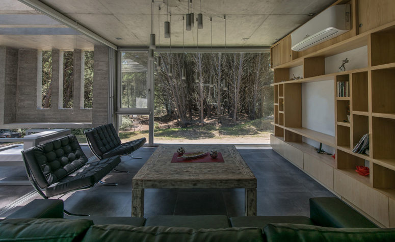 The interiors are industrial and modern, with a wide use of concrete, stone, wood and metal