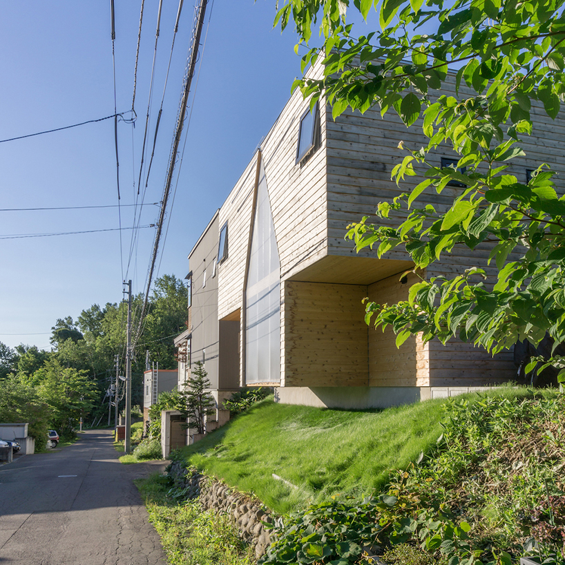 The house is located in a residential area where it is rich in nature and close to the center of Sapporo