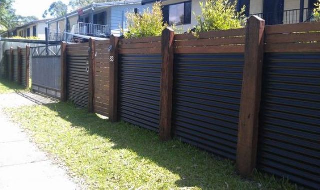 wood and corrugated metal create a very eye-catchy and stylish fence