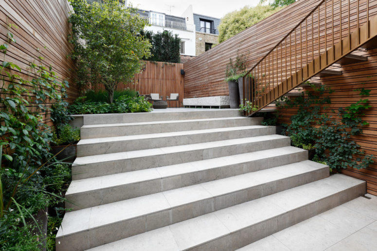 Timber fence works well for contemporary gardens. (Stefano Marinaz Landscape Architecture)