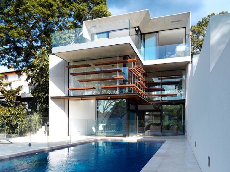 This house boasts of a sculptural facade, a stron connection between outdoors and indoors and an infinity edge pool This house boasts of a sculptural facade, a stron connection between outdoors and indoors and an infinity edge pool