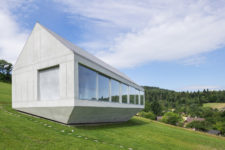 01 This single-storey house was built on a slope to maximize the views