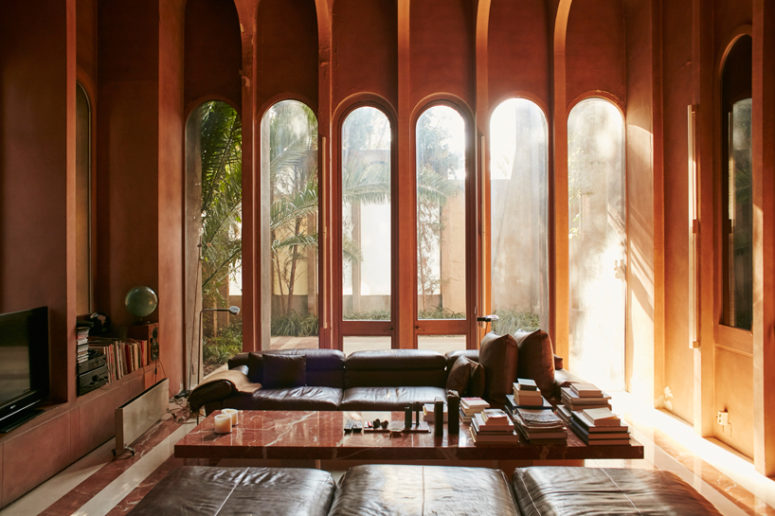 garden connected to interiors Connecting spaces with outdoors is a perfect idea for any home, and here outdoors looks like a garden