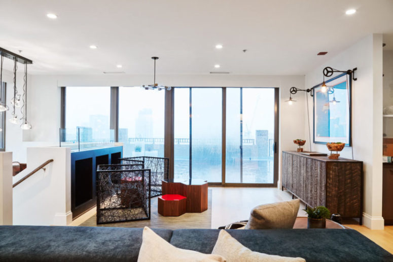 The room is filled with light through the glass doors to the terrace, and eye-catchy furniture seems to invite to have a seat