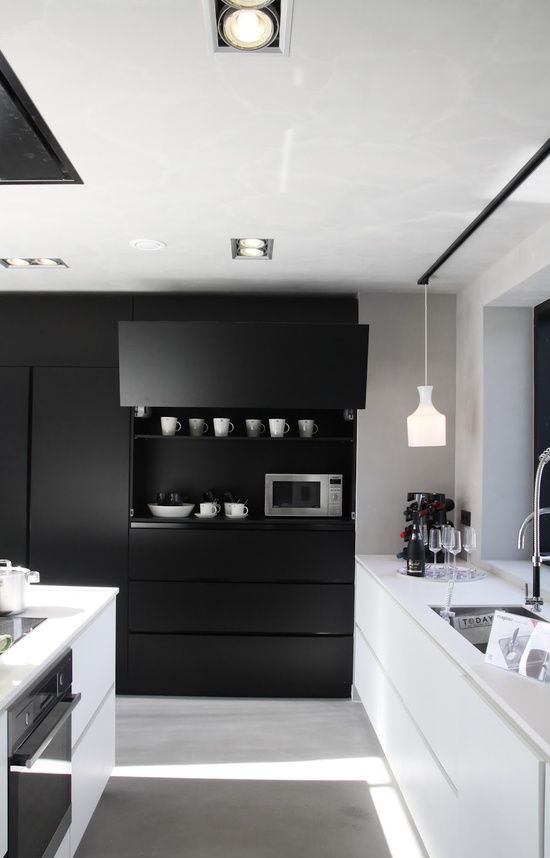 minimalist black and white kitchen cabinets with a sleek look and no handles