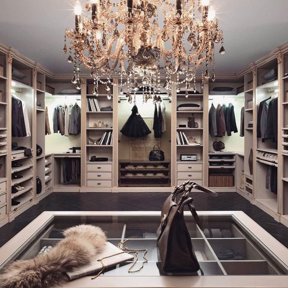30 Refined Glam Chandeliers To Make Any Space Chic Digsdigs Any Closet Will Be More Refined With A Crystal Chandelier Black Details And Lot