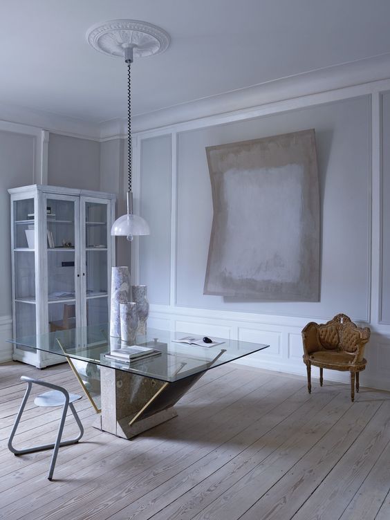 This pale and peaceful apartment is located in a 1734 building, and its historical elements were preserved by the designer This pale and peaceful apartment is located in a 1734 building, and its historical elements were preserved by the designer