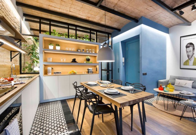 The dining space in the center is lined up with an L shaped kitchen and the entrance is painted blue The dining space in the center is lined up with an L-shaped kitchen and the entrance is painted blue