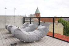 02 The furniture is made of coated durable canvas, which is easy to wash if needed