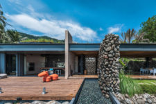 03 The extensive use of wood and large stones add a textural look to the outdoor space