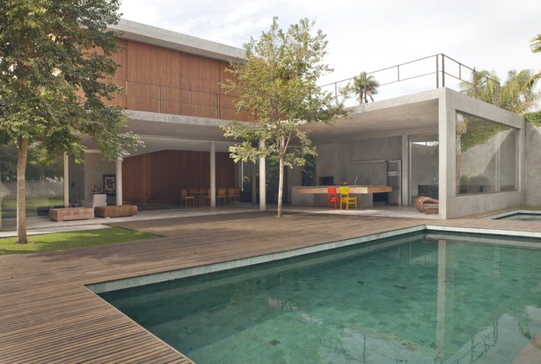 yard design The house has a astrong connection with outdoors, the lower level can be completely opened to the inner yard